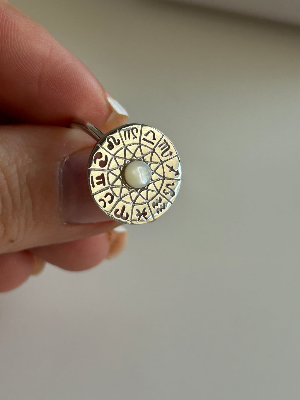 Anillo ZODIAC Ajustable con Perla de Nácar - Signos del Zodiaco