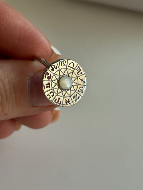 Anillo ZODIAC Ajustable con Perla de Nácar - Signos del Zodiaco