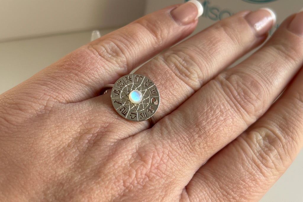 Anillo ZODIAC Ajustable con Perla de Nácar - Signos del Zodiaco