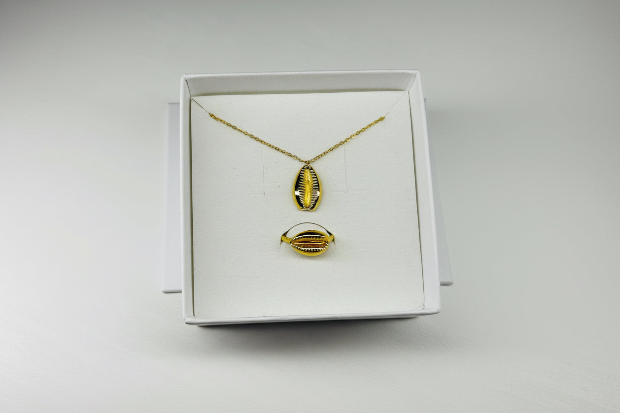Conjunto SEA GOLD - Anillo y Collar con Concha Marina