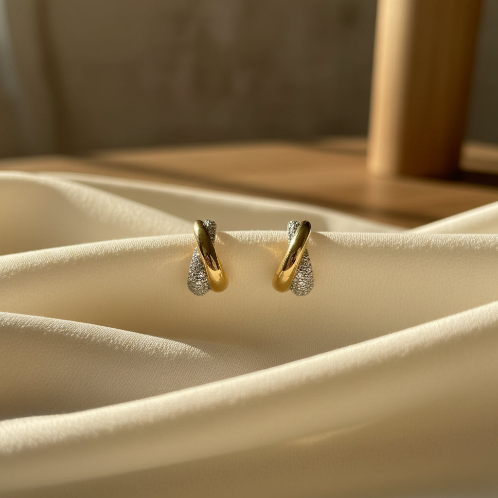 Pendientes Lágrima Cruzada con Circonitas y Baño de Oro