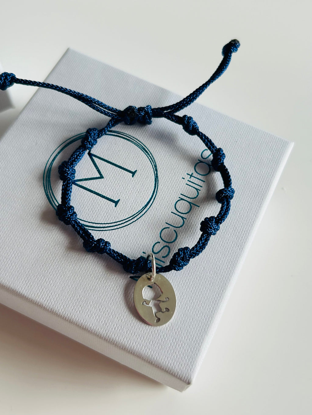 Pulsera de Nudos con Dije Niño