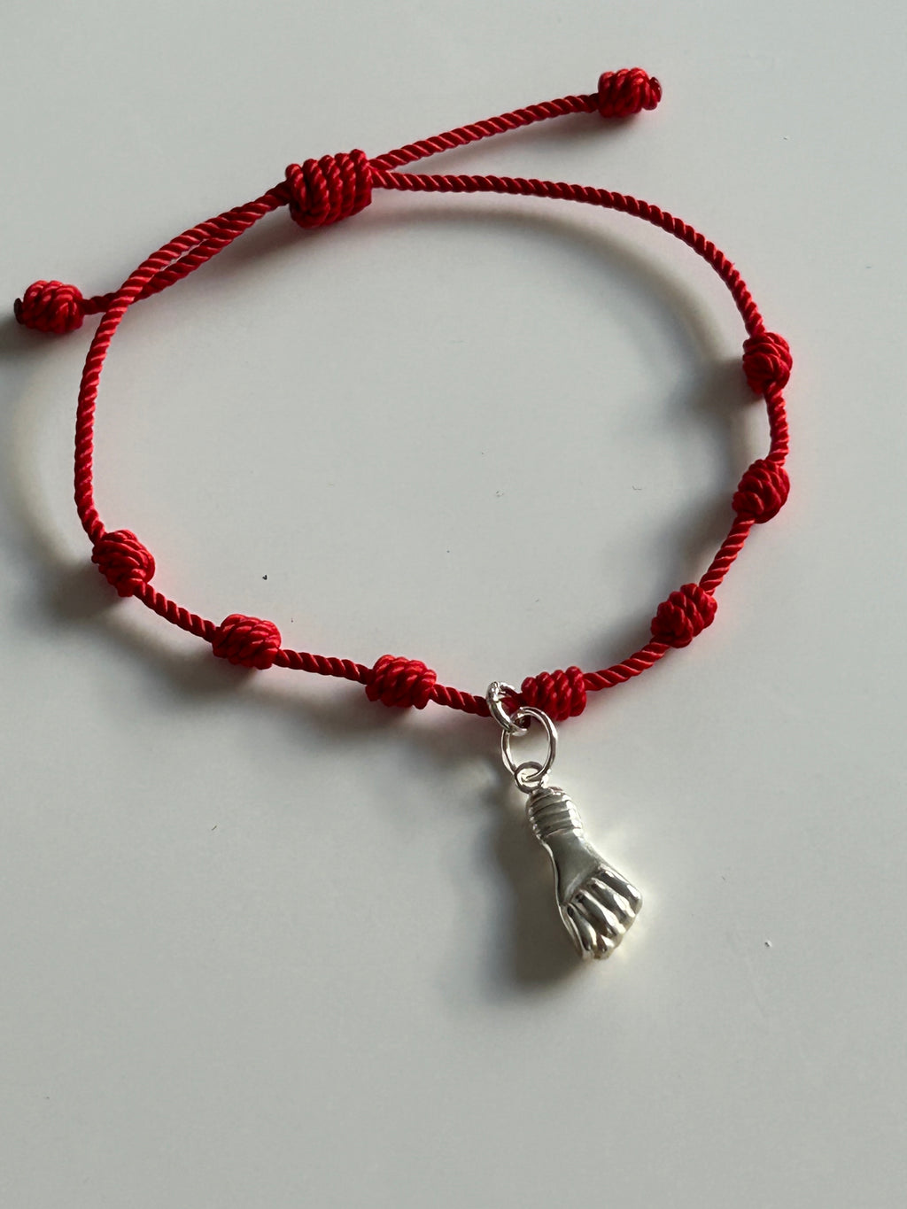 Pulsera 7 Nudos Roja con Mano Higa